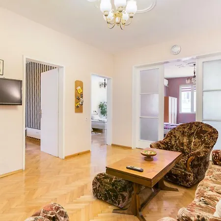 Rakovski Street Three Bedroom Ten People Spacious Apartmán