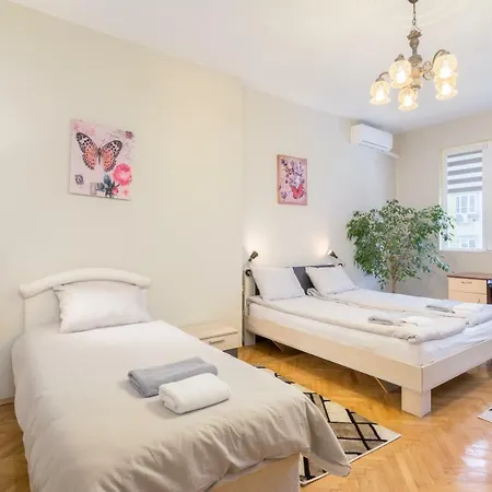 Rakovski Street Three Bedroom Ten People Spacious Apartmán